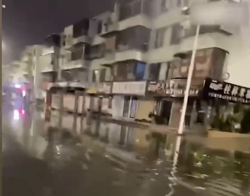 珠三角州南部市縣受暴雨影響出現嚴重水浸。