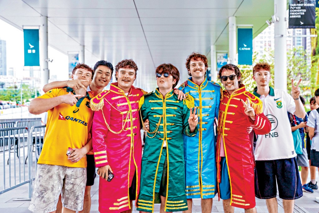 外國球迷以「披頭四」裝扮觀賽。