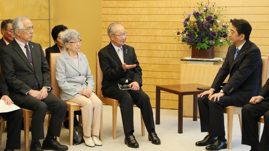 2017年,日本已故首相安倍晉三會見「全國拯救被北韓綁架日本人協會」成員。 法新社 2017年,日本已故首相安倍晉三會見「全國拯救被北韓綁架日本人協會」成員。 法新社
