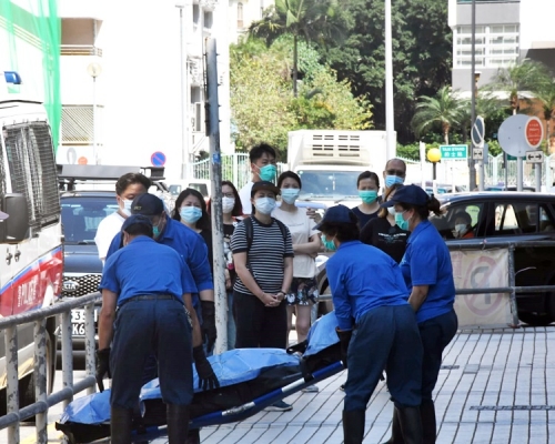 仵工移走死者遺體。
