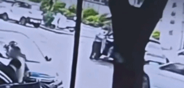 另有影片显示，涉事保安曾强行关车门夹女司机腿。