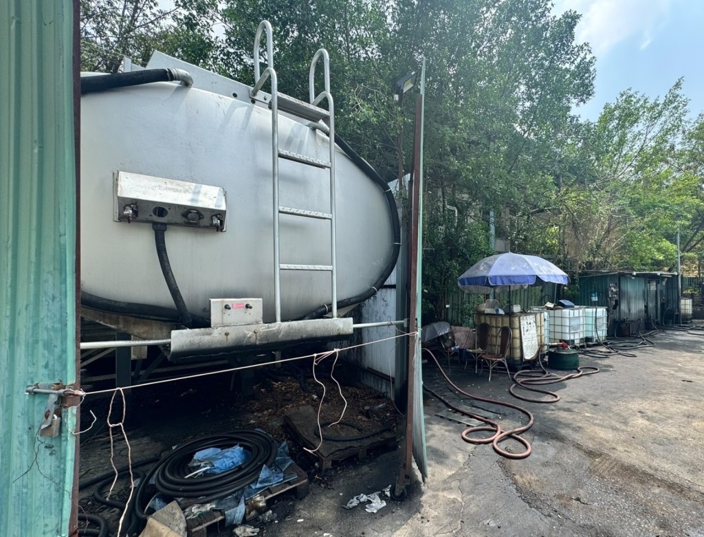 消防處於古洞路搗破一個非法加油站。消防處圖片 消防處於古洞路搗破一個非法加油站。消防處圖片