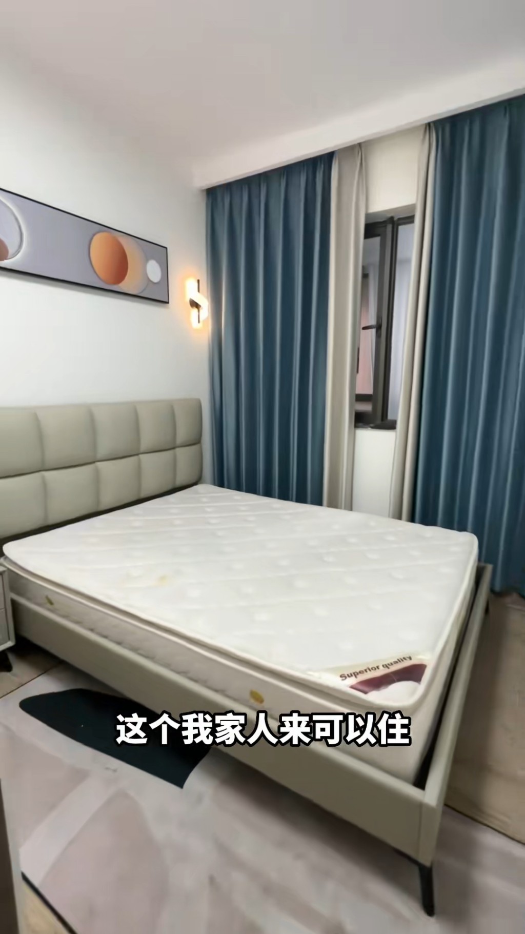 另一间房同样宽敞，方便家人来住，不过现时她已回到香港家中。