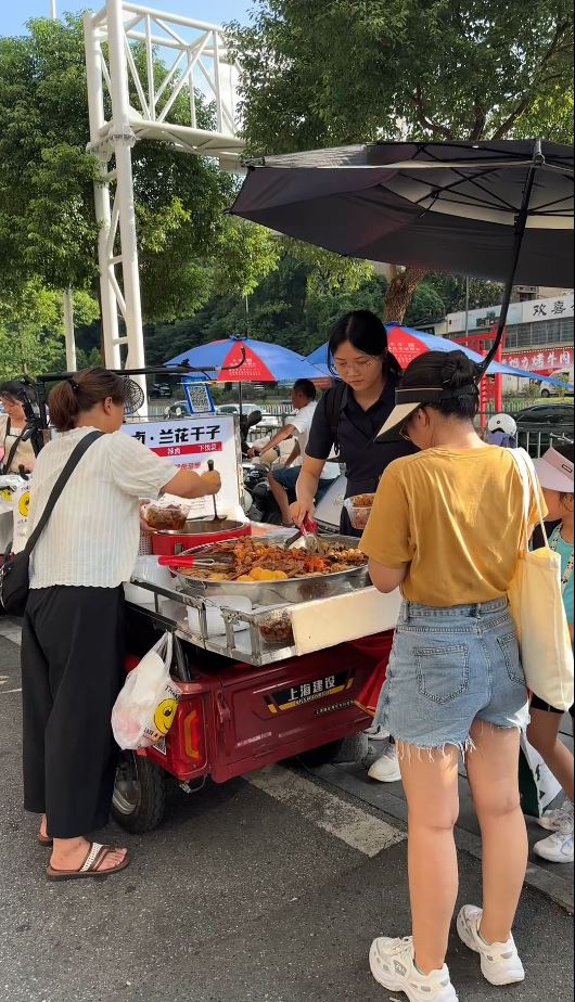 文雅9歲女吃家中賣剩泡麵影片，令網民肯定檔主的食物衛生無添加劑。抖音＠小明和雅雅