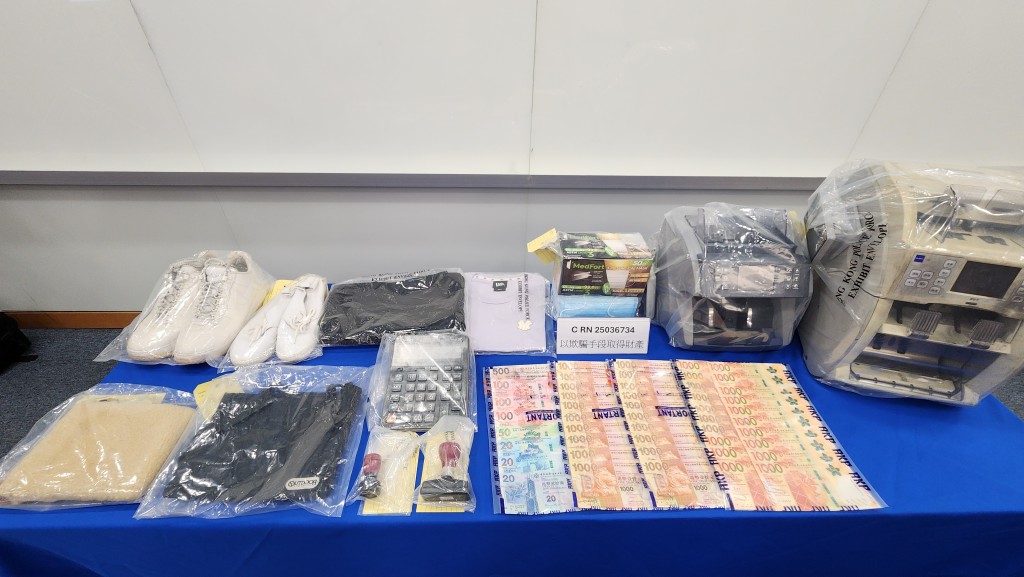 警方展示證物。 警方展示證物。