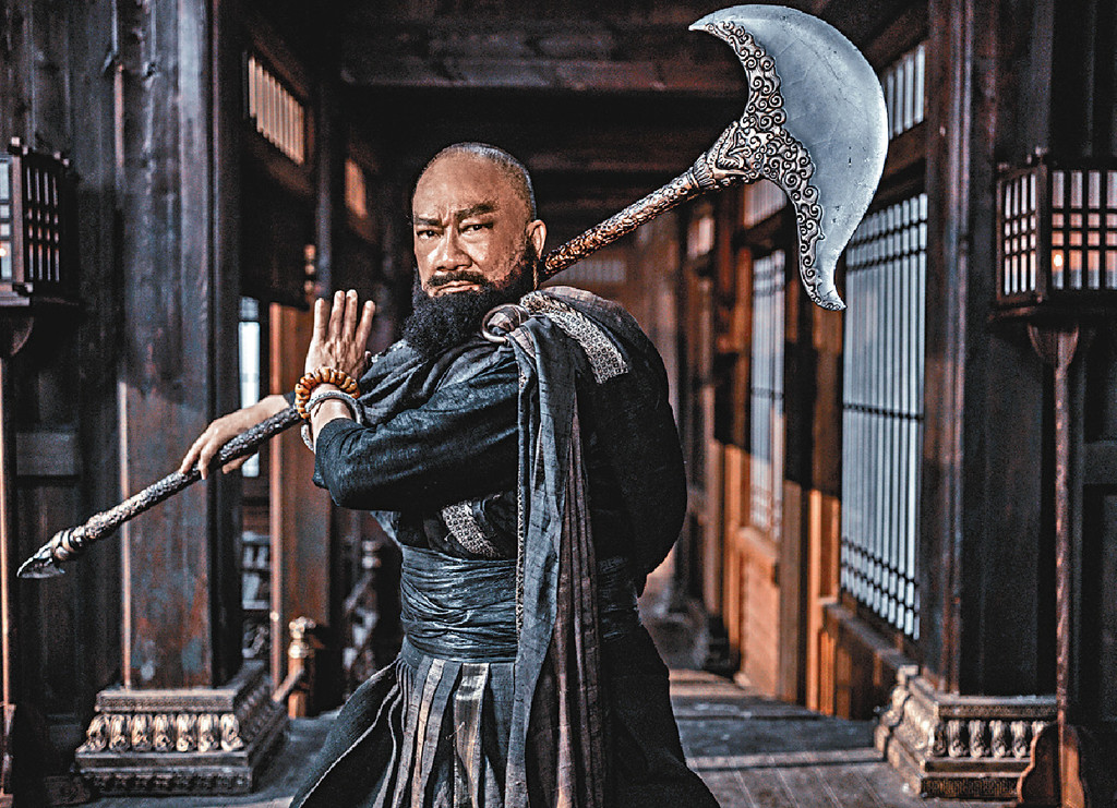 ■徐小明饰演鸠摩智，用的兵器亦好讲究。