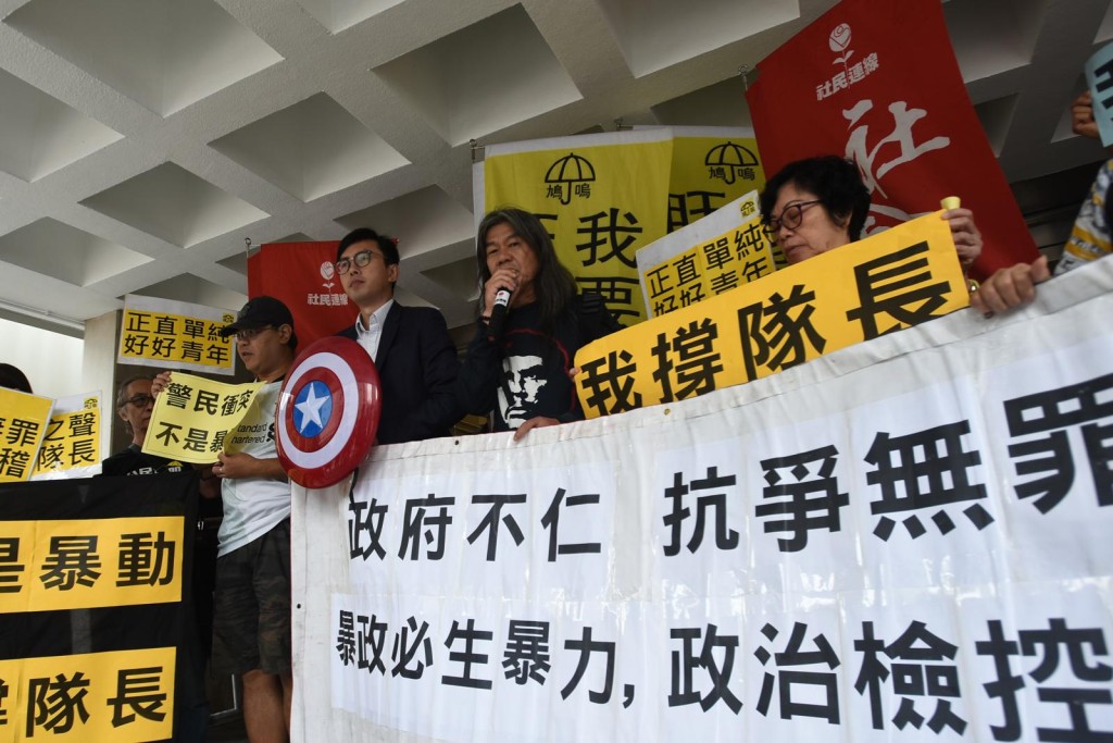 長毛梁國雄到庭外聲援容偉業。