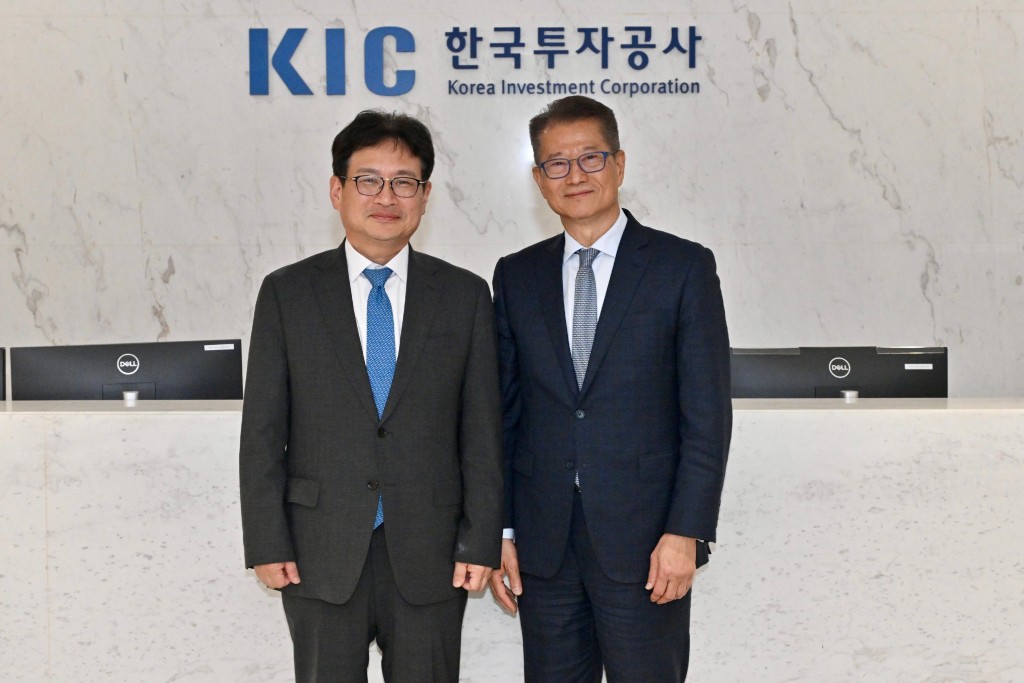陳茂波(右)與韓國投資公社社長兼首席執行長朴日英(左)會面。政府新聞處 陳茂波(右)與韓國投資公社社長兼首席執行長朴日英(左)會面。政府新聞處