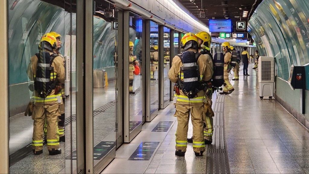 港鐵鰂魚涌站一列列車懷疑因起火停電,更傳出爆炸聲,一度管道內停駛。 港鐵鰂魚涌站一列列車懷疑因起火停電,更傳出爆炸聲,一度管道內停駛。