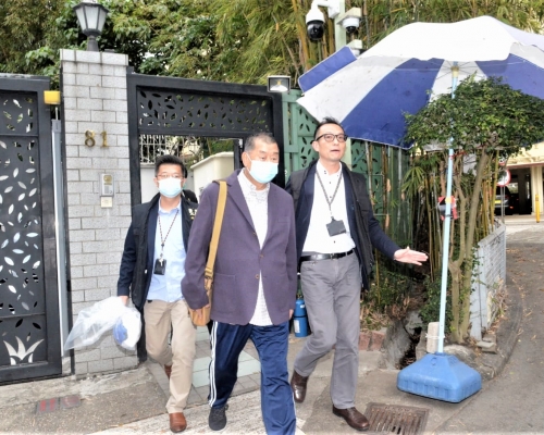 警方帶走黎智英（中）。