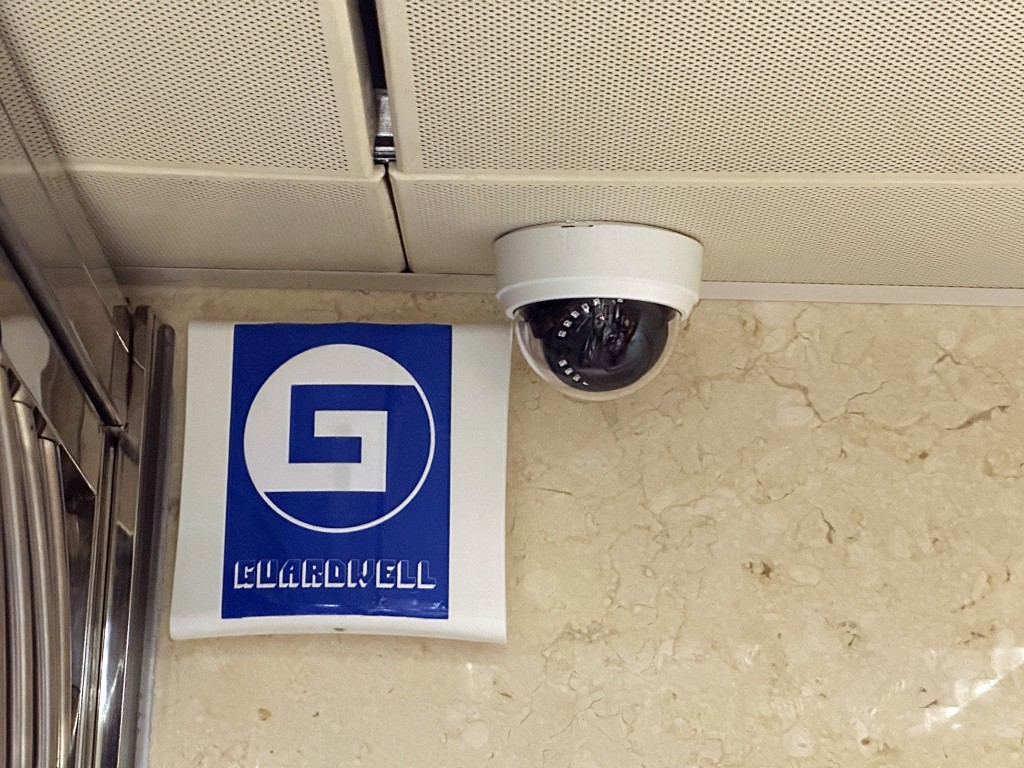 遇劫店舖門外安裝閉路電視。梁國峰攝 遇劫店舖門外安裝閉路電視。梁國峰攝