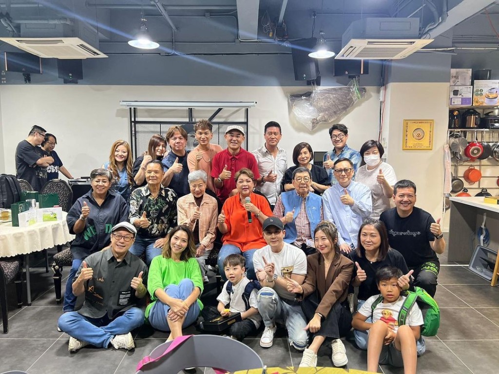 經常與學員們聚會。