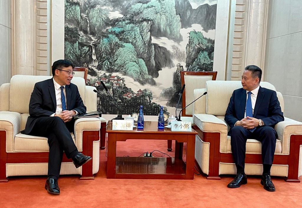 林世雄（左）昨抵达北京后与国家交通运输部部长李小鹏（右）会面。政府新闻处