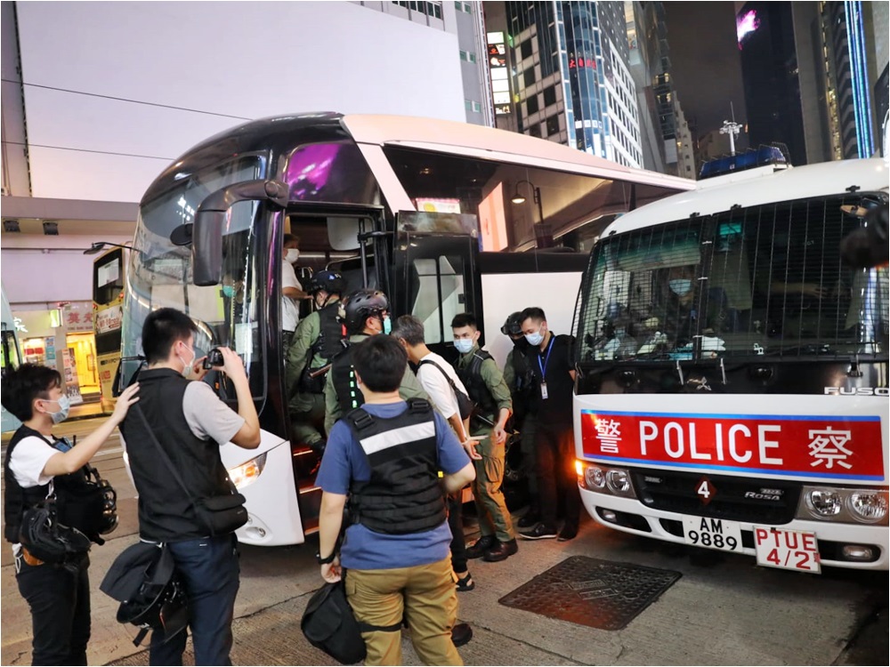 警方晚上在東角道外拘捕至少6人,包括沙田區議員陳運通和黎梓恩,他們涉嫌參與未經批准集結。本報記者攝