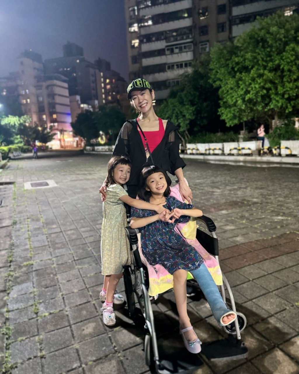 楊千霈日前透露大女兒左腿脛骨斷成兩半，必須坐輪椅上下學。