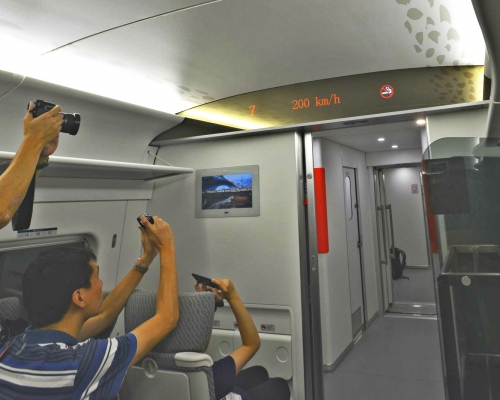 列車一度提速至最高速的每小時200公里。