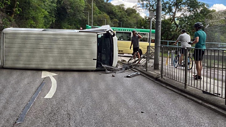 客貨車撞欄翻側。網圖