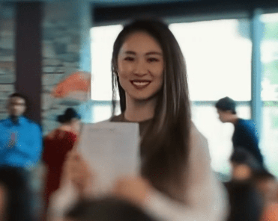 石詠莉拎住加拿大旗非常高興。