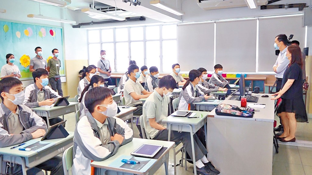 蔡若蓮指,直資學校修讀非本地課程的學生在中四應修讀公民科。