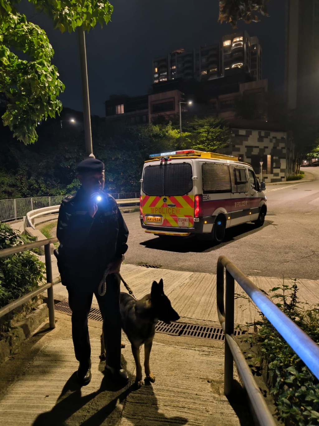 人員重點巡查香港島半山郊區及港島南區水域一帶鄰近屋苑的山坡與密林。警方圖片 人員重點巡查香港島半山郊區及港島南區水域一帶鄰近屋苑的山坡與密林。警方圖片
