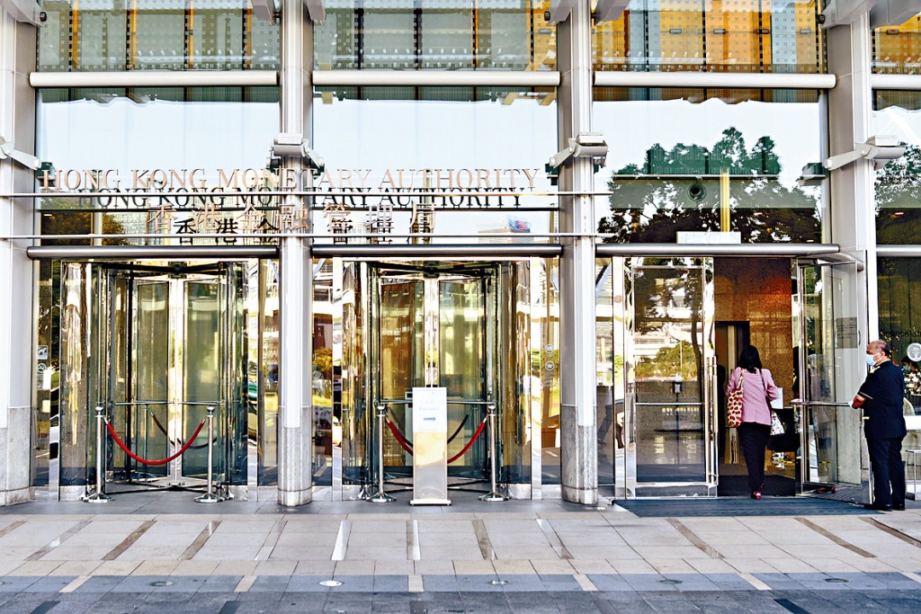 金管局公布，本港負資產宗數連續兩季減少。