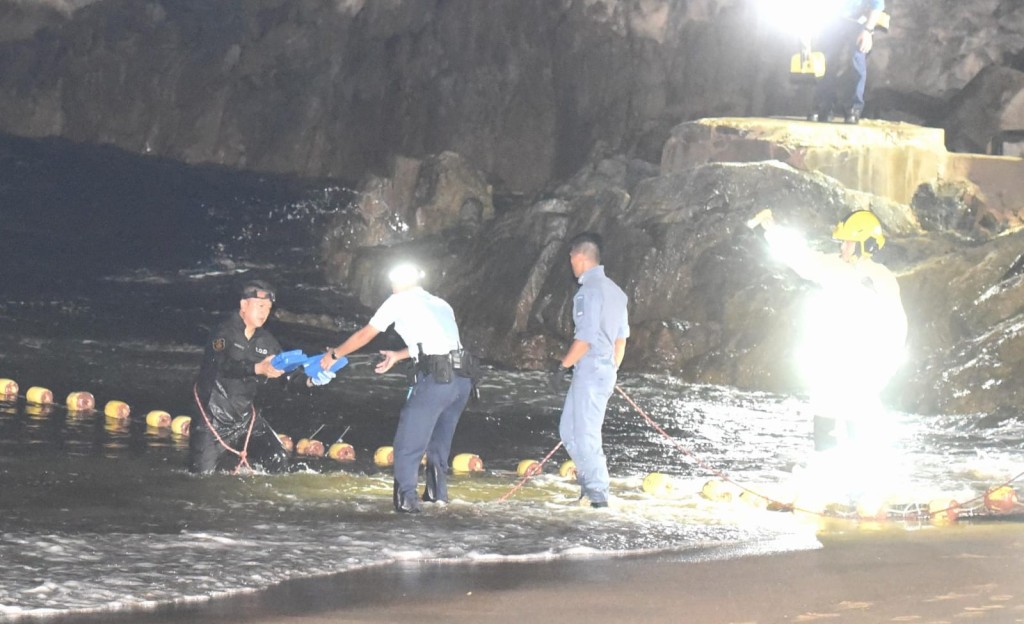 消防在防鯊網附近再發現5個包裹，其後執起再交由警方調查。