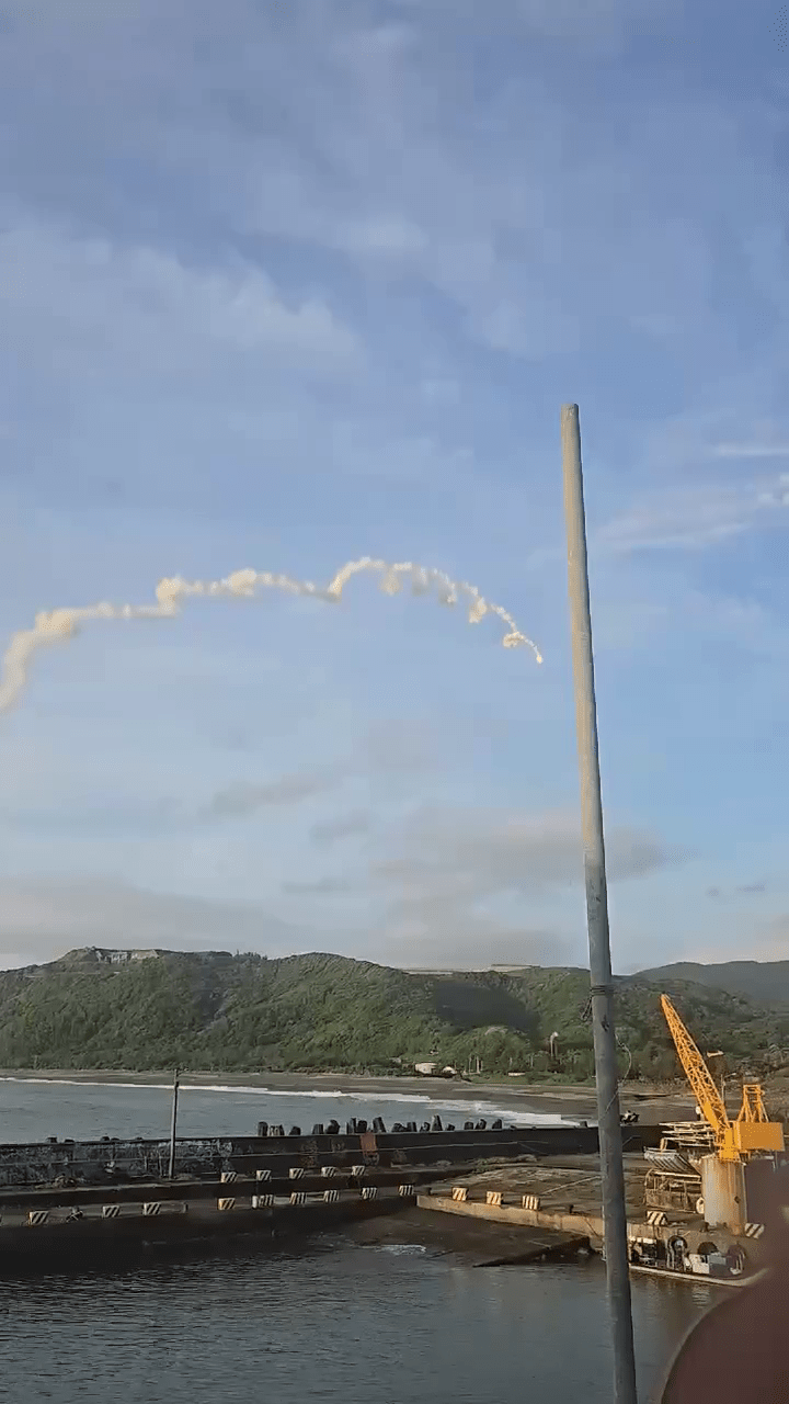 台湾屏东九鹏基地试射火箭偏轨坠山区。 threads