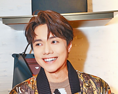 軒仔被指年資是其他入選叱咤8強男歌手的總和,他笑稱有不同年資歌手入選才是健康。