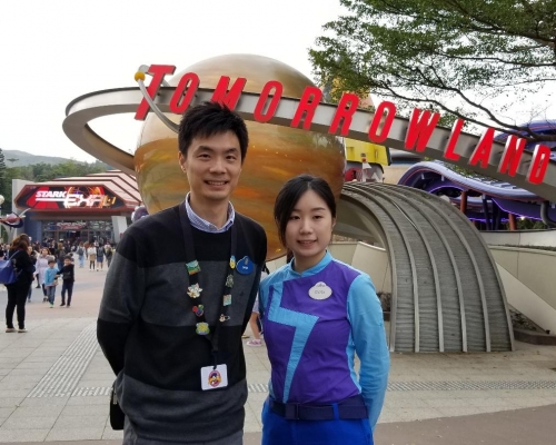現職賓客服務經理鄺文傑(左)及二級款待專員潘詠琳(右)。
