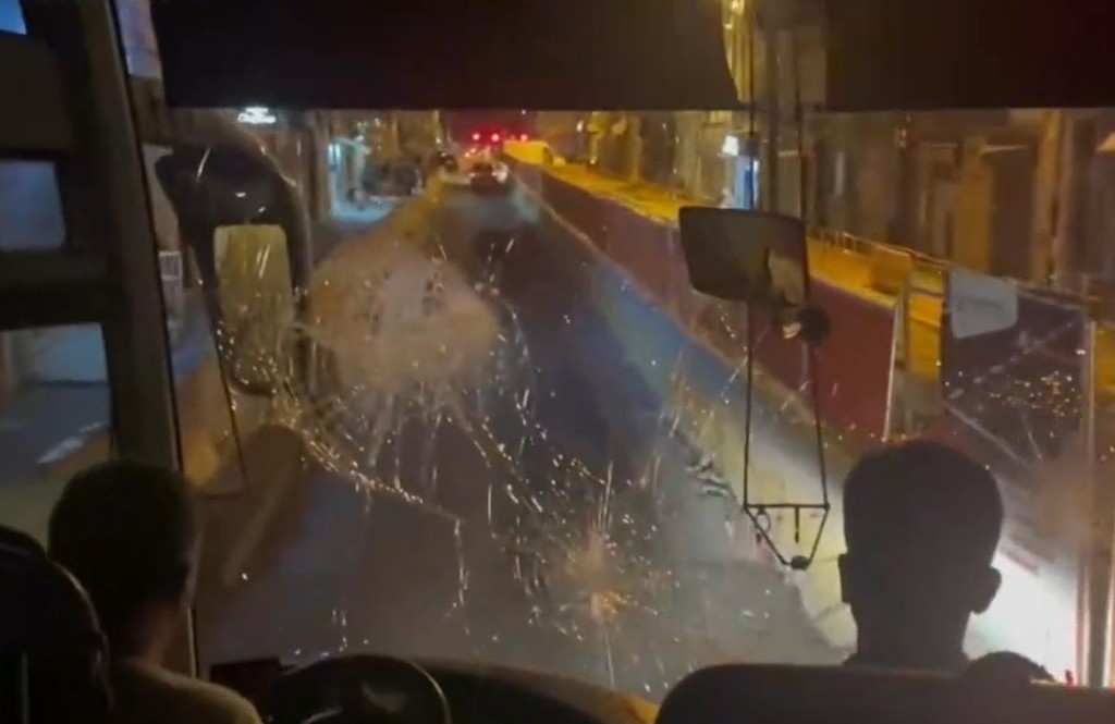 從網民的影片見旅遊車的擋風玻璃裂開。網圖