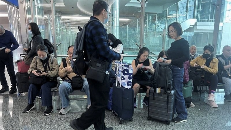旅客滯留在杜拜國際機場。 路透社