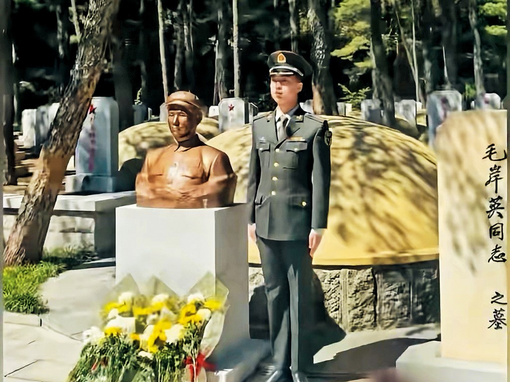 毛东东在毛岸英铜像旁留影。
