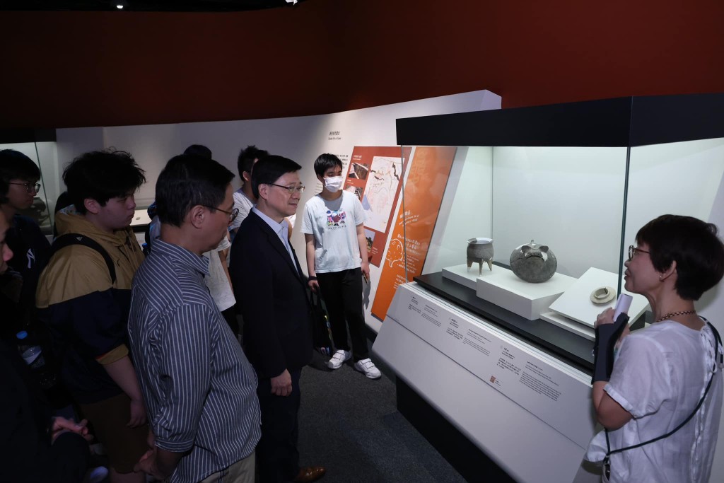 李家超到香港歷史博物館預覽河南夏商周三代文明展。李家超FB