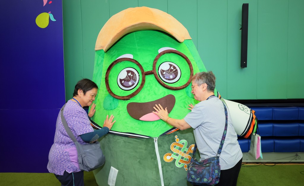 耆樂警訊吉祥物「豆大師」受老友記熱烈歡迎。