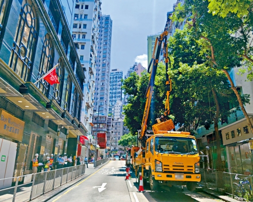 肇事升降台车。资料图片