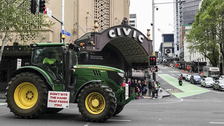 紐西蘭大批農民到全國多個主要城市示威，要求撤銷對牛羊排放物徵稅的計畫。AP圖片