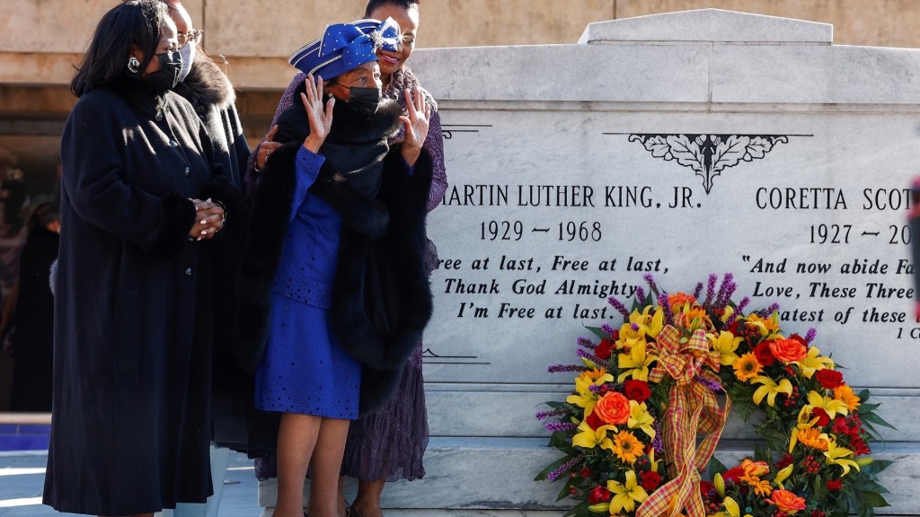 2021年法里斯（Christine King Farris）出席马丁路德金出席纪念活动，在其墓地献花圈。 路透社