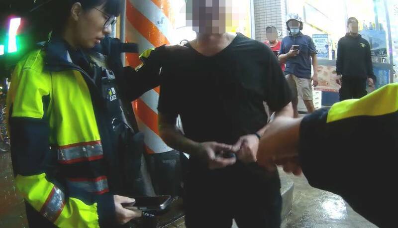 警方拘捕涉嫌酒駕的司機。自由時報