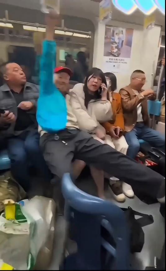 上海地鐵老翁強行坐在女乘客腿上。抖音