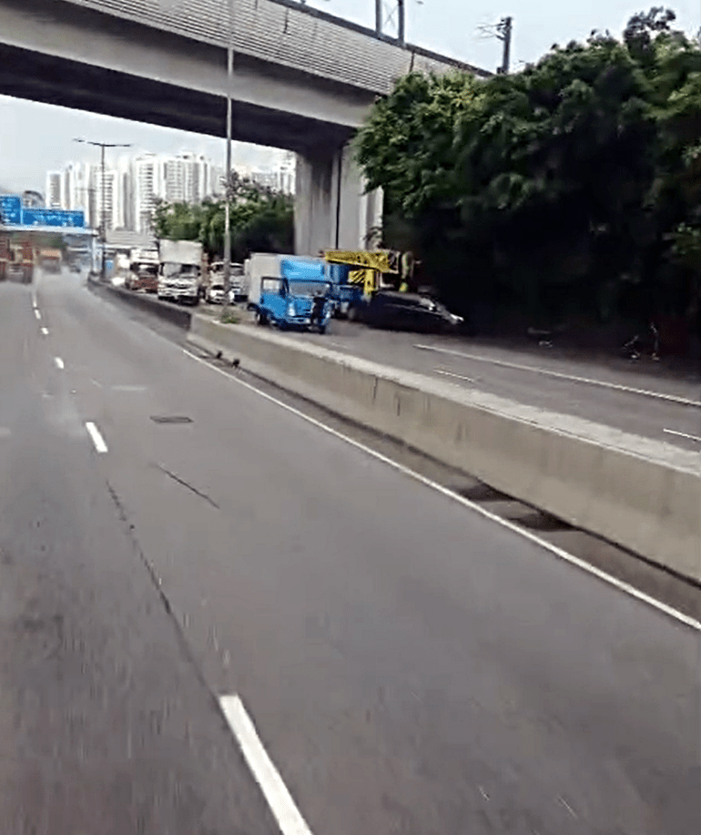 天水圍天影路發生四車串燒事故。fb：馬路的事討論區