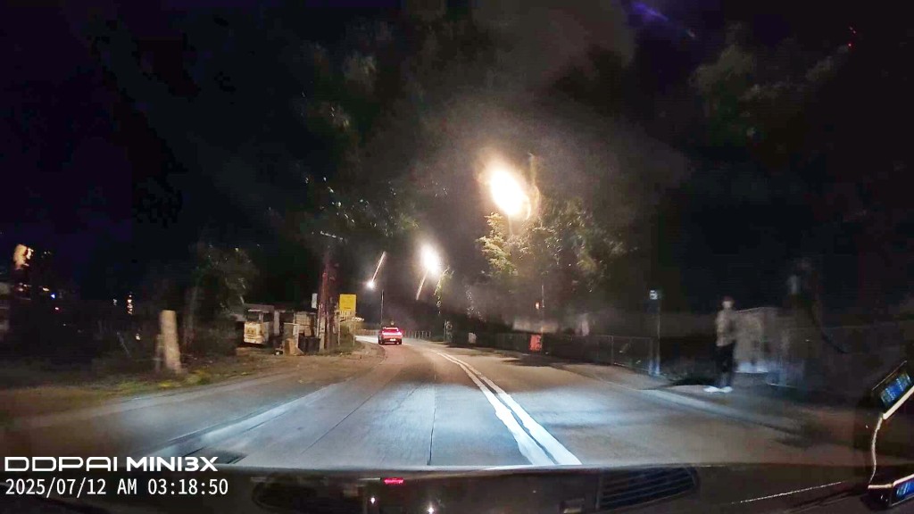 樓主續稱「今日打佢電話打唔通,我睇返車Cam,原來佢企喺大路邊跟住我入村。Threads截圖 樓主續稱「今日打佢電話打唔通,我睇返車Cam,原來佢企喺大路邊跟住我入村。Threads截圖
