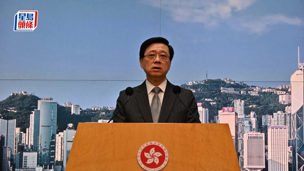 李家超表示非常高興全票通過《區議會條例草案》,並呼籲所有人參與選舉。資料圖片