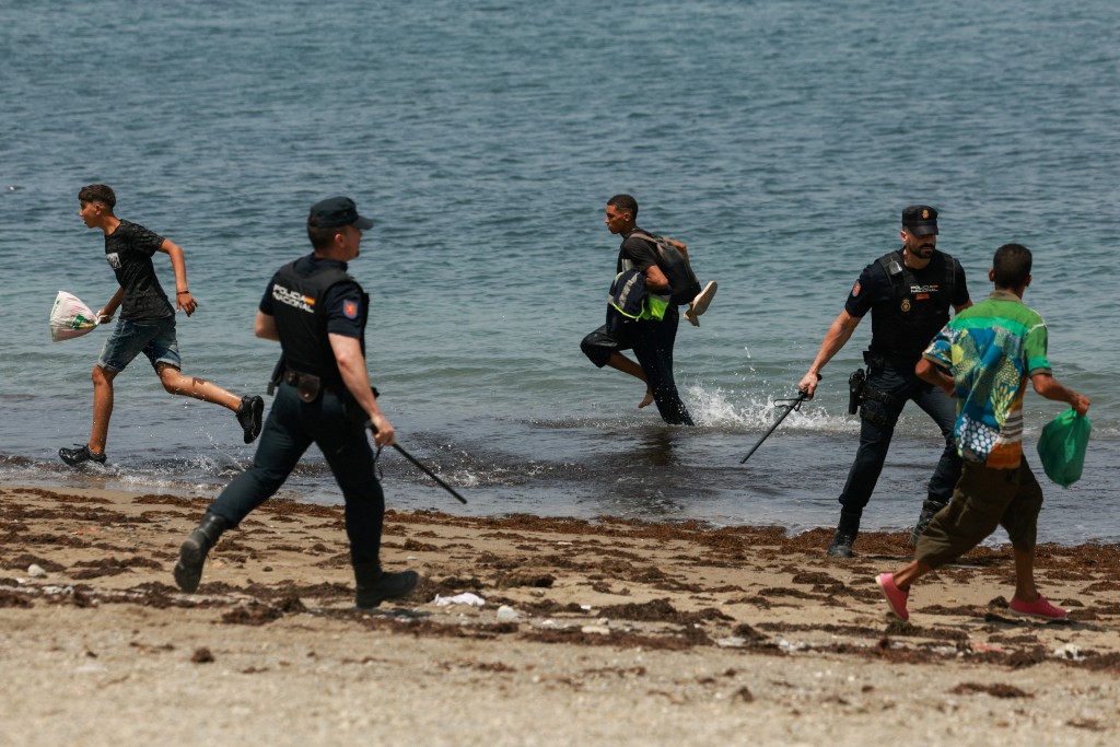 事件期間造成至少67人死亡，部分人在攀越邊境設施時墮海溺斃，亦有人在混亂中被擠壓死亡。路透社