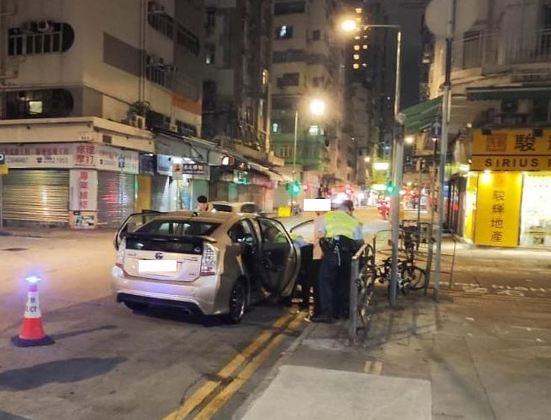 警方設路障截查可疑車輛。