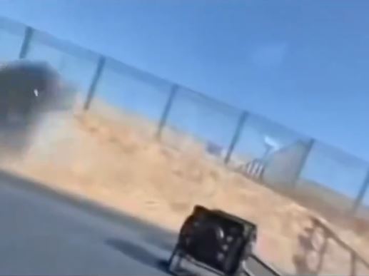 私家車穿越圍欄及河堤後插入長江，車內有人死亡。抖音