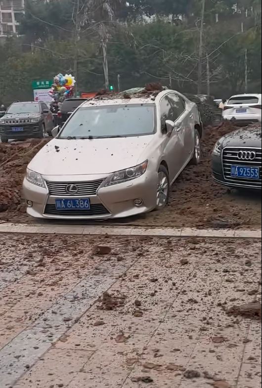 四川小童炮仗引爆下水道沼氣，導致多輛豪車受損。