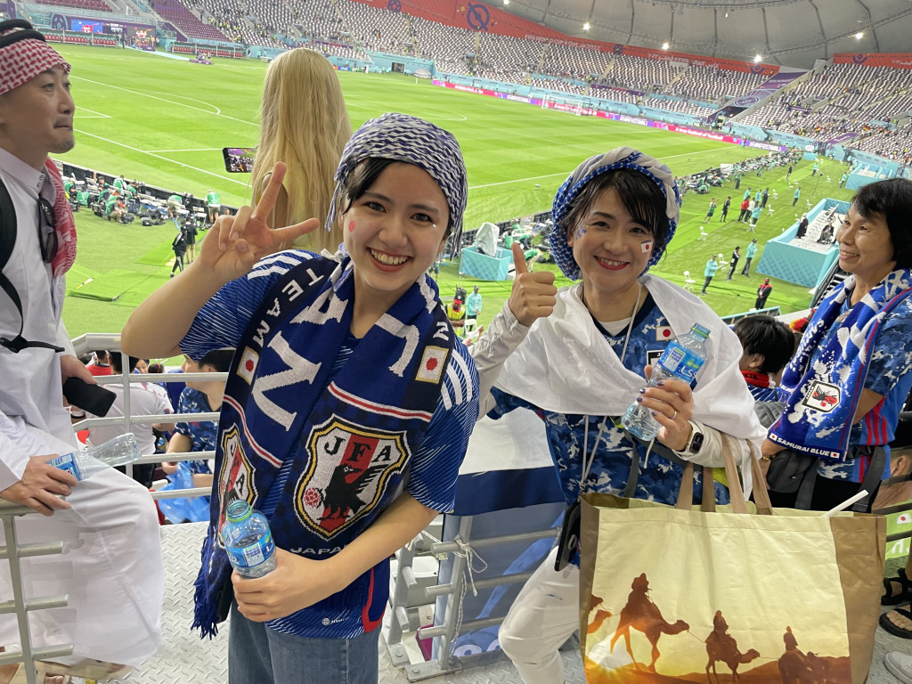 日本有不同年齡層的女球迷。王嘉豪攝