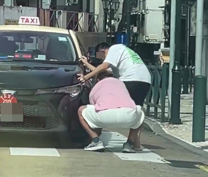 影片開始時，見四眼男的右腳掌懷疑被的士尾轆壓著，粉紅衣男子（相信是的士司機）正蹲下努力幫忙。網上截圖