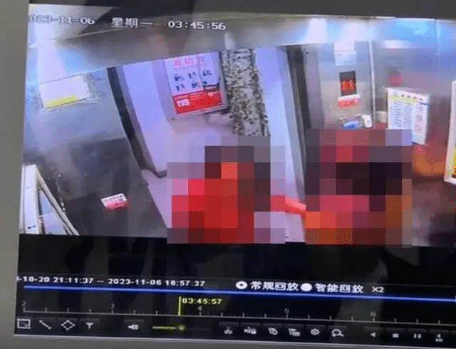 闭路电视画面显示，河南两女子满身是血冲入升降机。