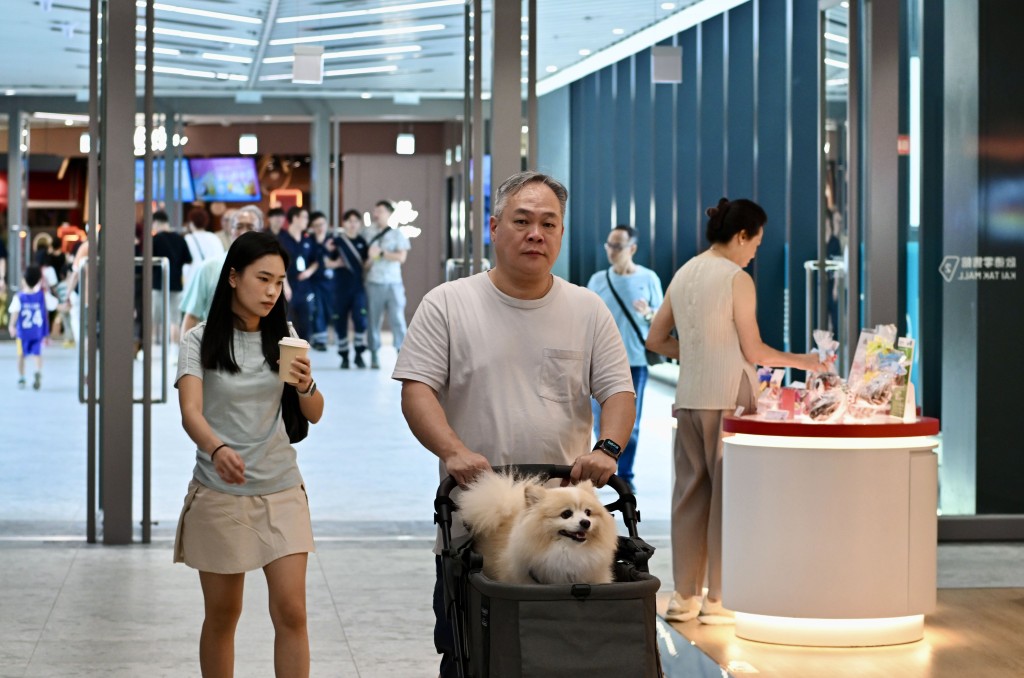 狗隻進入餐廳，即使坐在寵物車，也須以長度不超過1.5米的牽引帶控制。